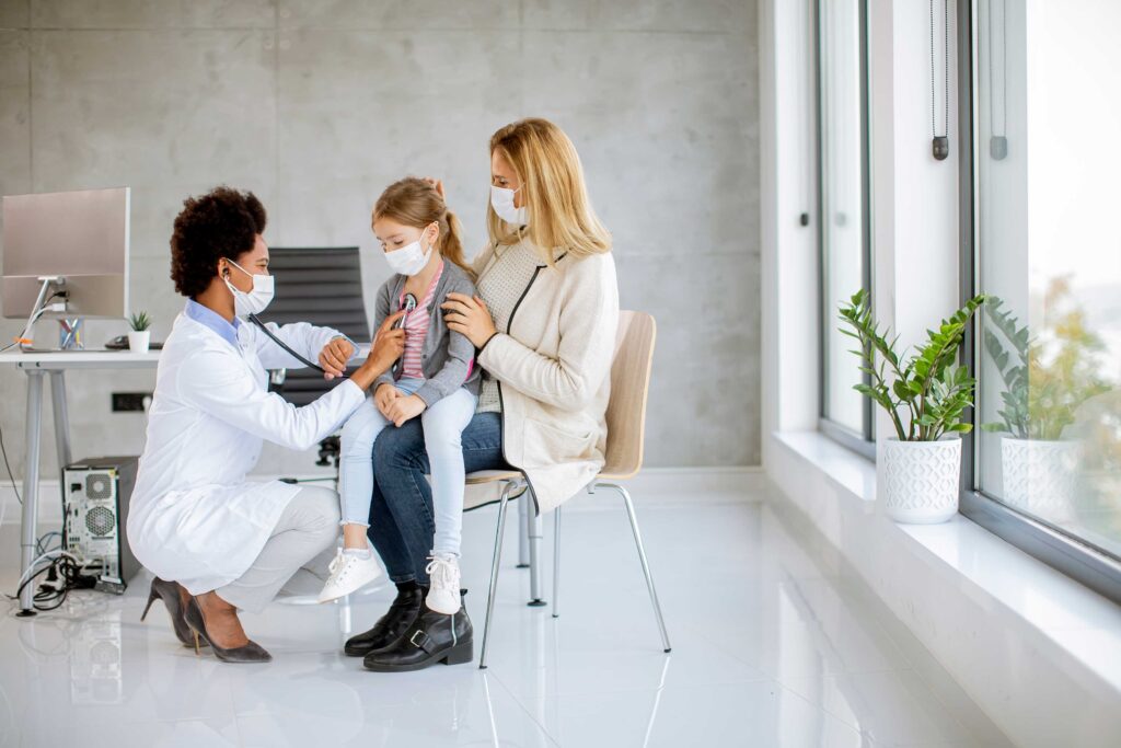 consultatii la medic pediatru impreuna cu parintii transparent si serios